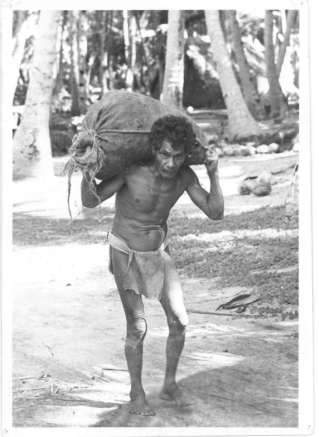Blind Ireneo carrying copra on ship day